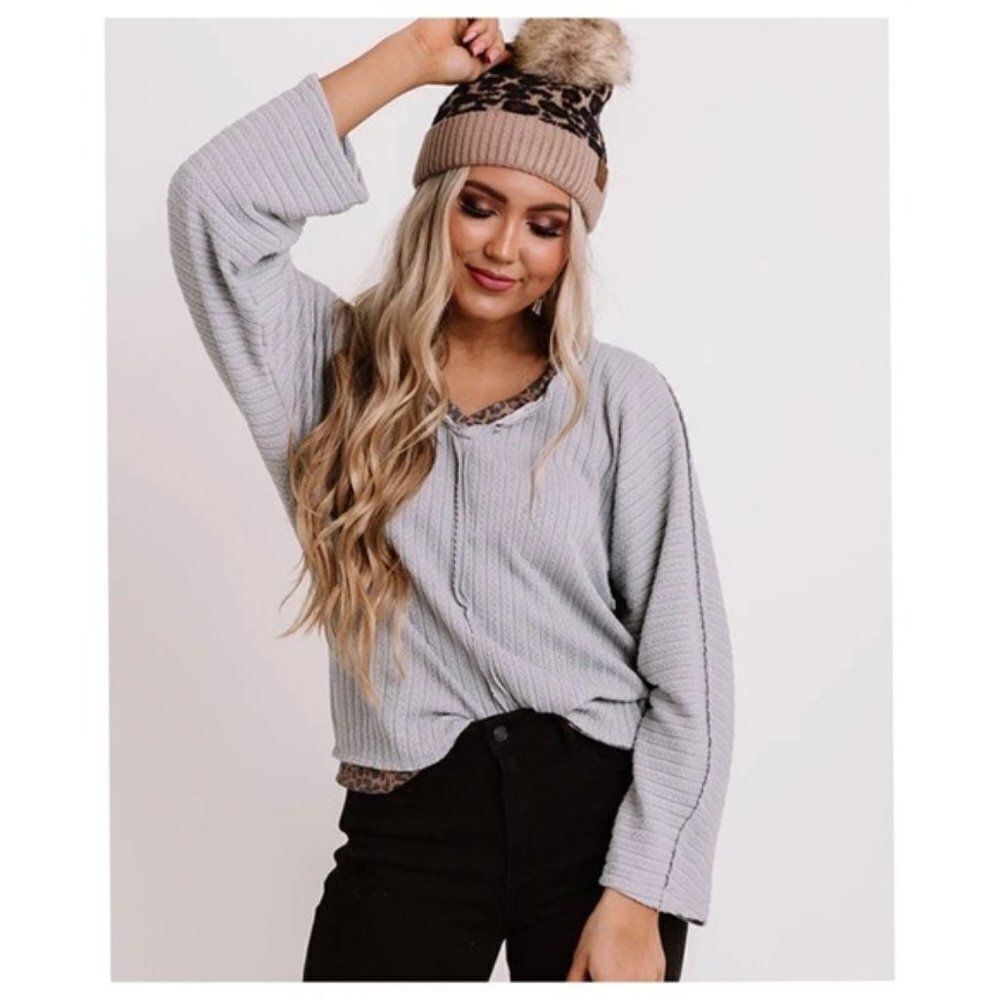 𝅺LIGHT Gray V- Neck Ribbed Top w/Leopard Print Trim
